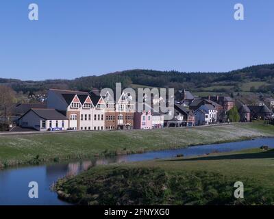 Vue de l'autre côté du château de Caerphilly sur les bâtiments de la rue principale et Centre commercial Castle court Caerphilly Gsent, pays de Galles du Sud, Royaume-Uni Banque D'Images