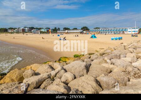 Vue sur les cabanes de plage de Sandbanks Beach à Poole Bay, Poole, Dorset, Angleterre, Royaume-Uni,Europe Banque D'Images