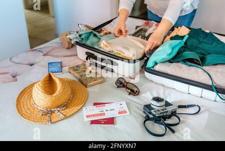 Femme méconnue préparant une valise pour les vacances d'été Banque D'Images