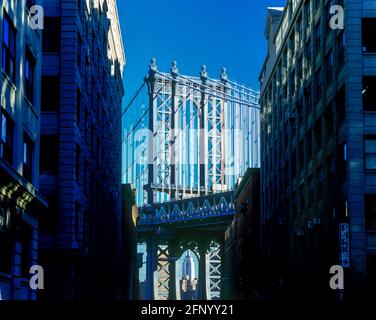 2005 PONT HISTORIQUE DE MANHATTAN (©GUSTAV LINDENTHAL 1909) WASHINGTON STREET DUMBO QUARTIER BROOKLYN NEW YORK CITY USA Banque D'Images