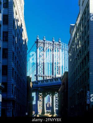 2005 PONT HISTORIQUE DE MANHATTAN (©GUSTAV LINDENTHAL 1909) WASHINGTON STREET DUMBO QUARTIER BROOKLYN NEW YORK CITY USA Banque D'Images