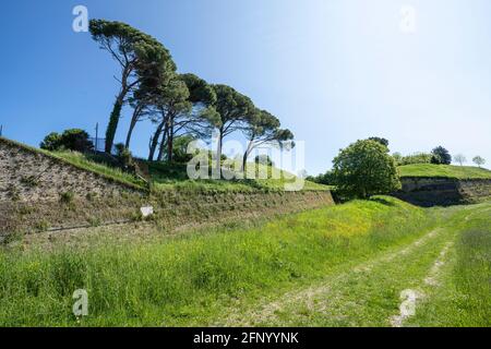 Palmanova, Italie. 18 mai 2021. Les anciens remparts des fortifications et le fossé qui entoure la ville Banque D'Images