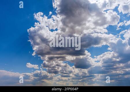 Des nuages blancs étonnants cumulus flottant sur la lumière du ciel Banque D'Images