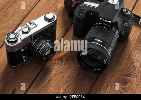Kiev, Ukraine - 21 janvier 2019 : deux caméras sur fond de bois. Appareil photo Canon Banque D'Images