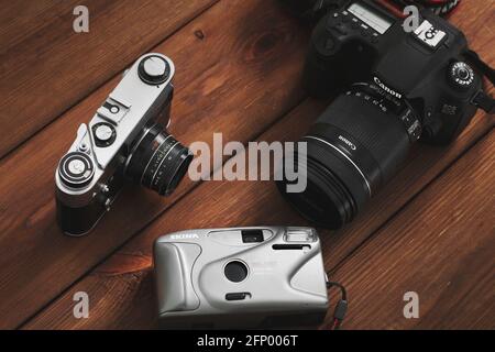 Kiev, Ukraine - 21 janvier 2019 : trois caméras sur fond de bois. Appareil photo Canon Banque D'Images
