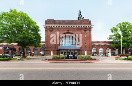 CHATTANOOGA, TN, USA-8 MAI 2021: The Chattanooga Choo Choo Hotel. Vue de face du bâtiment terminal Station 1909. Style Beaux Arts. Copier l'espace. Banque D'Images