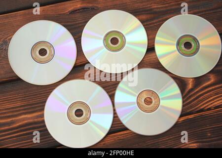 Disques d'ordinateur sur fond en bois Banque D'Images