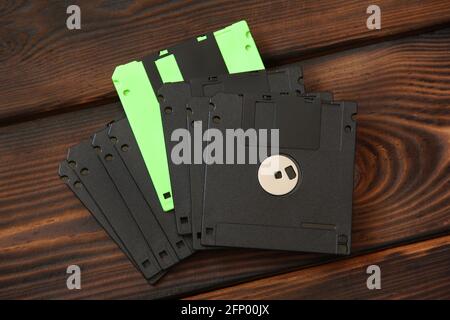 Disquettes et disques sur fond de bois Banque D'Images