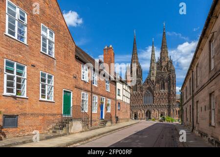 Vue de la cathédrale de Lichfield façade ouest de la Close, Lichfield, Staffordshire, Angleterre, Royaume-Uni, Europe Banque D'Images