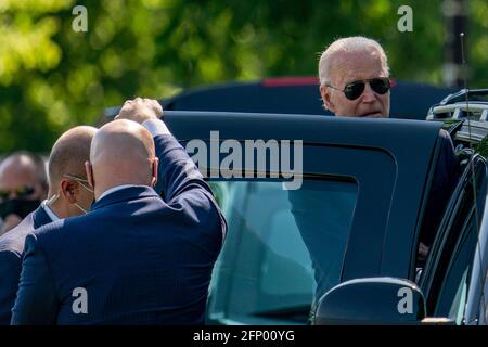 Le président des États-Unis Joe Biden marche dans la bête sur l'ellipse à la Maison Blanche à Washington, DC le mercredi 19 mai 2021. Le président Joe Biden s'est rendu au Connecticut pour le 140e commencement des gardes-côtes américains. Credit: Tasos Katopodis / Pool via CNP /MediaPunch Banque D'Images