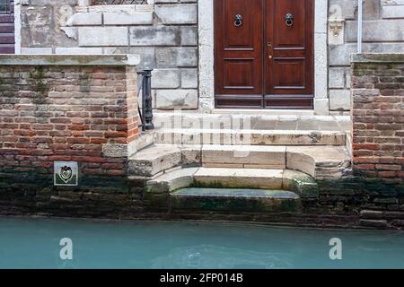 Venise, une entrée à la décoration traditionnelle d'un bâtiment résidentiel du côté du canal Banque D'Images