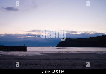 Vue en basse lumière de l'autre côté de la baie de Port Erin au crépuscule avec Brada tête dans l'arrière-plan et les nuages de tempête entrant De l'Irlande au-dessus de la mer d'Irlande Banque D'Images