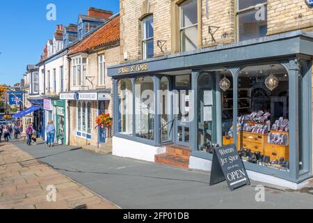 Vue sur les magasins de Market place, Pickering, North Yorkshire, Angleterre, Royaume-Uni, Europe Banque D'Images