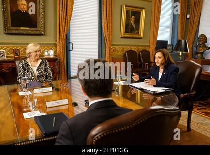 Le vice-président Kamala Harris fait des remarques lors d'une réunion avec des membres de la diaspora guatémaltèque au bureau de cérémonie des vice-présidents à Washington, DC, le mercredi 19 mai 2021. Sur la gauche se trouve Nancy McEldowney, conseillère en sécurité nationale auprès du vice-président.Credit: Jemal Comtesse / Pool via CNP /MediaPunch Banque D'Images