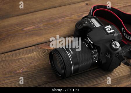Kiev, Ukraine - 21 janvier 2019: Appareil photo Canon sur fond en bois Banque D'Images