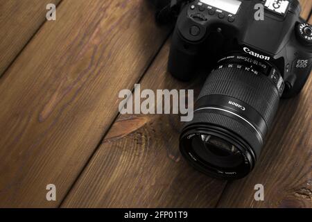 Kiev, Ukraine - 21 janvier 2019: Appareil photo Canon sur fond en bois Banque D'Images