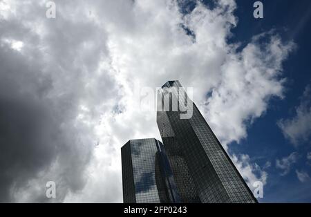 19 mai 2021, Hessen, Francfort-sur-le-main : des nuages sombres passent au-dessus du siège de la Deutsche Bank, tandis que le ciel nuageux se reflète dans la façade. Photo: Arne Dedert/dpa Banque D'Images