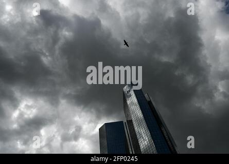 19 mai 2021, Hessen, Francfort-sur-le-main : des nuages sombres passent au-dessus du siège de la Deutsche Bank, tandis que le ciel nuageux se reflète dans la façade. Photo: Arne Dedert/dpa Banque D'Images