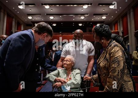 Viola Fletcher, la plus ancienne survivante du massacre de la course de Tulsa, est accueillie par le représentant des États-Unis Mike Johnson (républicain de Louisiane), à gauche, Et la Représentante des États-Unis Sheila Jackson-Lee (démocrate du Texas), à droite, après qu’elle et son frère, Hughes Van Ellis, la survivante du massacre de Tulsa et un vétéran de la Seconde Guerre mondiale ont comparu devant une Commission judiciaire de la Chambre des représentants ; sous-commission de la Constitution, des droits civils et des libertés civiles, entendant « Continuing injustice: The Centennial of the Tulsa-Greenwood Race massacre » au Capitole des États-Unis à Washington, DC, le mercredi 19 mai 2021. Banque D'Images