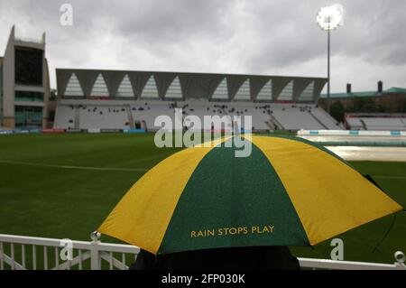 Un spectateur se trouve sous un parapluie de la marque de Notinghamshire tandis que la pluie s'arrête pendant le premier jour du championnat LV= Insurance County à Trent Bridge, Nottingham. Date de la photo: Jeudi 20 mai 2021. Banque D'Images