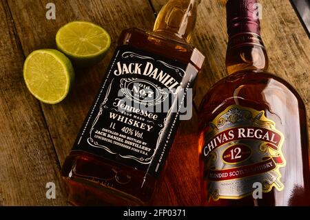 Bouteille de Chivas Regal et whisky Jack Daniel sur le tableau Banque D'Images