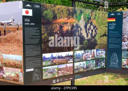 Panels de pays coopérants pour la préservation des ruines d'Angkor à Le Musée national Banque D'Images