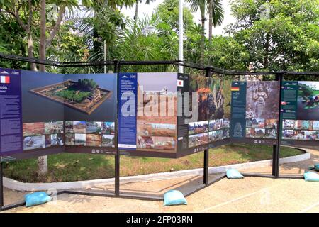 Panels de pays coopérants pour la préservation des ruines d'Angkor à Le Musée national Banque D'Images