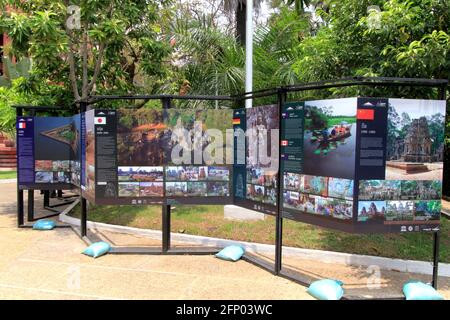 Panels de pays coopérants pour la préservation des ruines d'Angkor à Le Musée national Banque D'Images