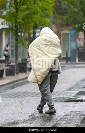 Preston, Lancashire. Météo au Royaume-Uni 20 mai 2021. Vents forts et forte pluie dans le centre-ville. Mendiant, sans-abri et sans-abri, personnes vivant dans la rue, porte, dormir, pauvreté, chômage, bien-être, mendiants, tramp tardivement, hobo, bum, vagabond. malheureux dans la pauvreté, pauvre vagabant, tramp, drifter, shabby, déchiquetés, en lambeaux, peu accrochés, raboueux, le sommeil est médiocre et difficile. Crédit MWI/AlamyLiveNews Banque D'Images