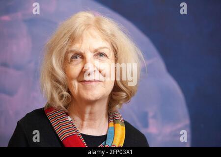 Deptford, Londres, 17 avril 2021 : l'artiste Mali Morris, peintre et imprimeur, avec l'une de ses peintures comme toile de fond. Elle est membre de la Royal Academy et l'un des juges de sélection pour l'exposition d'été RA 2021. Anna Watson/Alamy Banque D'Images