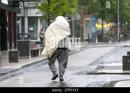 Preston, Lancashire. Météo au Royaume-Uni 20 mai 2021. Vents forts et forte pluie dans le centre-ville. Mendiant, sans-abri et sans-abri, personnes vivant dans la rue, porte, dormir, pauvreté, chômage, bien-être, mendiants, tramp tardivement, hobo, bum, vagabond. malheureux dans la pauvreté, pauvre vagabant, tramp, drifter, shabby, déchiquetés, en lambeaux, peu accrochés, raboueux, le sommeil est médiocre et difficile. Crédit MWI/AlamyLiveNews Banque D'Images