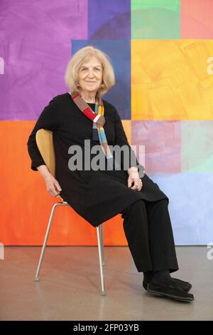 Deptford, Londres, 17 avril 2021 : l'artiste Mali Morris, peintre et imprimeur, avec l'une de ses peintures comme toile de fond. Elle est membre de la Royal Academy et l'un des juges de sélection pour l'exposition d'été RA 2021. Anna Watson/Alamy Banque D'Images