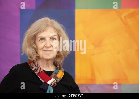 Deptford, Londres, 17 avril 2021 : l'artiste Mali Morris, peintre et imprimeur, avec l'une de ses peintures comme toile de fond. Elle est membre de la Royal Academy et l'un des juges de sélection pour l'exposition d'été RA 2021. Anna Watson/Alamy Banque D'Images