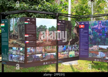 Panels de pays coopérants pour la préservation des ruines d'Angkor à Le Musée national Banque D'Images