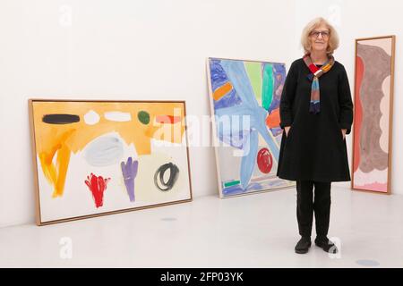 Deptford, Londres, 17 avril 2021 : l'artiste Mali Morris, peintre et imprimeur, avec une partie de son travail plus ancien. Elle est membre de la Royal Academy et l'un des juges de sélection pour l'exposition d'été RA 2021. Anna Watson/Alamy Banque D'Images