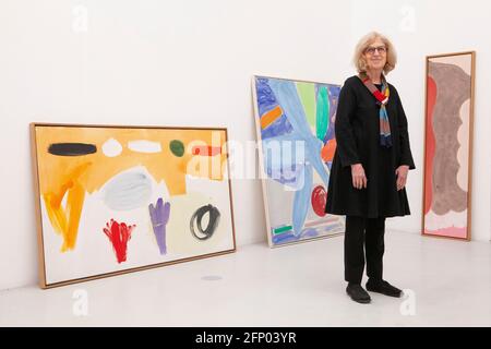 Deptford, Londres, 17 avril 2021 : l'artiste Mali Morris, peintre et imprimeur, avec une partie de son travail plus ancien. Elle est membre de la Royal Academy et l'un des juges de sélection pour l'exposition d'été RA 2021. Anna Watson/Alamy Banque D'Images