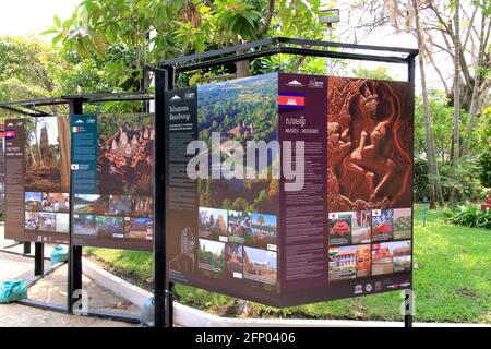 Panels de pays coopérants pour la préservation des ruines d'Angkor à Le Musée national Banque D'Images