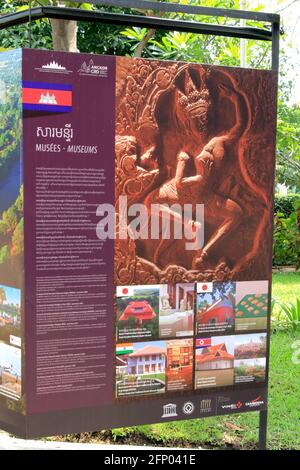 Panels de pays coopérants pour la préservation des ruines d'Angkor à Le Musée national Banque D'Images