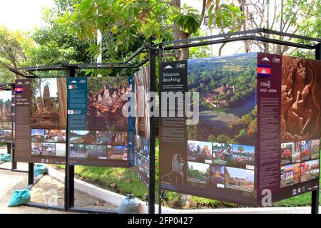 Panels de pays coopérants pour la préservation des ruines d'Angkor à Le Musée national Banque D'Images