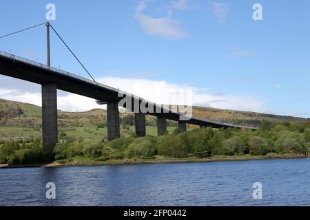 Erskine, Renfrewshire, Écosse. 18 mai 2021. Le pont Erskine au-dessus de la rivière Clyde du parc local et de la zone de beauté Boden Boo sur le côté sud Banque D'Images