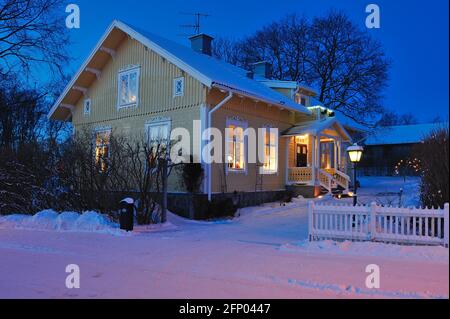 Maison traditionnelle en bois jaune à Södermanland, en Suède Banque D'Images