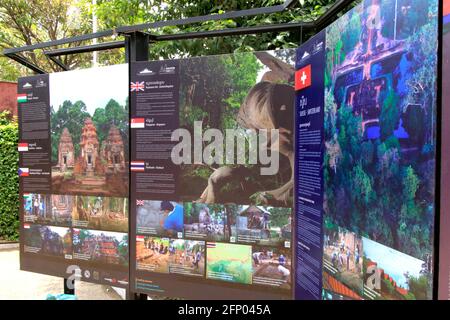 Panels de pays coopérants pour la préservation des ruines d'Angkor à Le Musée national Banque D'Images