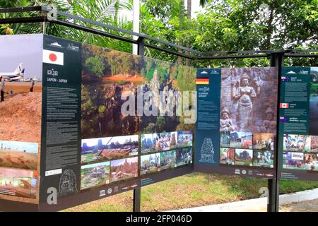 Panels de pays coopérants pour la préservation des ruines d'Angkor à Le Musée national Banque D'Images