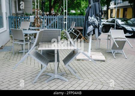 Hanovre, Allemagne. 20 mai 2021. Des tables et des chaises se trouvent devant un café à Linden. En raison de la diminution des valeurs d'incidence de la couronne, la région de Hanovre assouplit ses règlements de la couronne. Crédit : OLE Spata/dpa/Alay Live News Banque D'Images