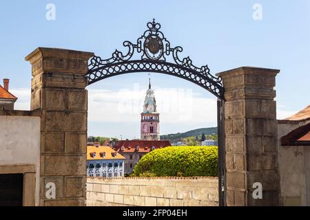 Porte en fer et tour du château de Cesky Krumlov, Cesky Krumlov, république tchèque Banque D'Images