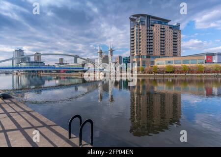 Vue sur les appartements modernes reflet dans l'eau à Salford Quays, Manchester, Angleterre, Royaume-Uni, Europe Banque D'Images