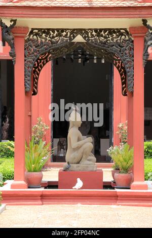 Statue du Roi Leper dans la cour du National Musée à Phnom Penh Cambodge Banque D'Images