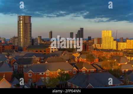 Vue sur l'horizon et les toits de Manchester au coucher du soleil depuis Salford Quays, Manchester, Angleterre, Royaume-Uni, Europe Banque D'Images