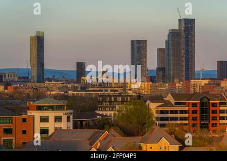 Vue sur l'horizon et les toits de Manchester au coucher du soleil depuis Salford Quays, Manchester, Angleterre, Royaume-Uni, Europe Banque D'Images