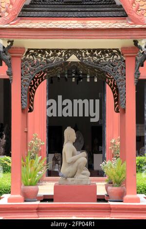 Statue du Roi Leper dans la cour du National Musée à Phnom Penh Cambodge Banque D'Images